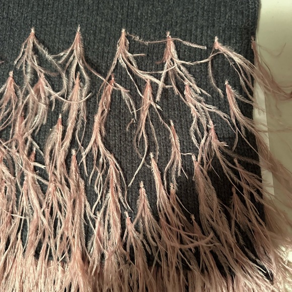 ELIZABETH AND JAMES Grey with Pink Ostrich Feather Trim Sweater size medium - Picture 9 of 10